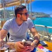 Studente universitario, impartisce lezione di matematica per ragazzi di scuole elementari e medie